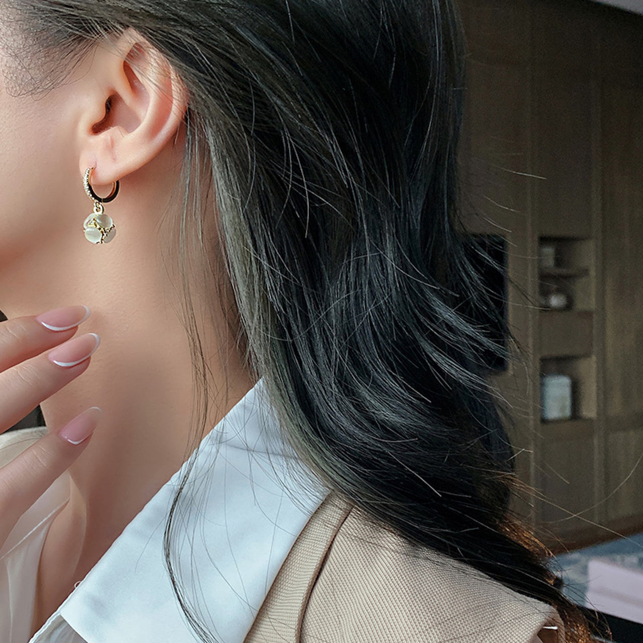 Elegant Cat’s Eye Stud Earrings – Light Luxury Design with Soft Shine & Timeless Charm