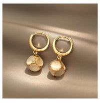 Elegant Cat’s Eye Stud Earrings – Light Luxury Design with Soft Shine & Timeless Charm