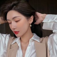 Elegant Cat’s Eye Stud Earrings – Light Luxury Design with Soft Shine & Timeless Charm