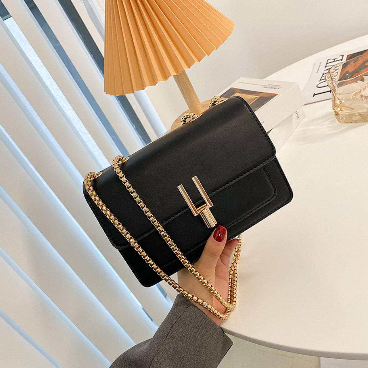 Mori Contrast Chain Crossbody Bag – Elegant Day-to-Night Shoulder Purse