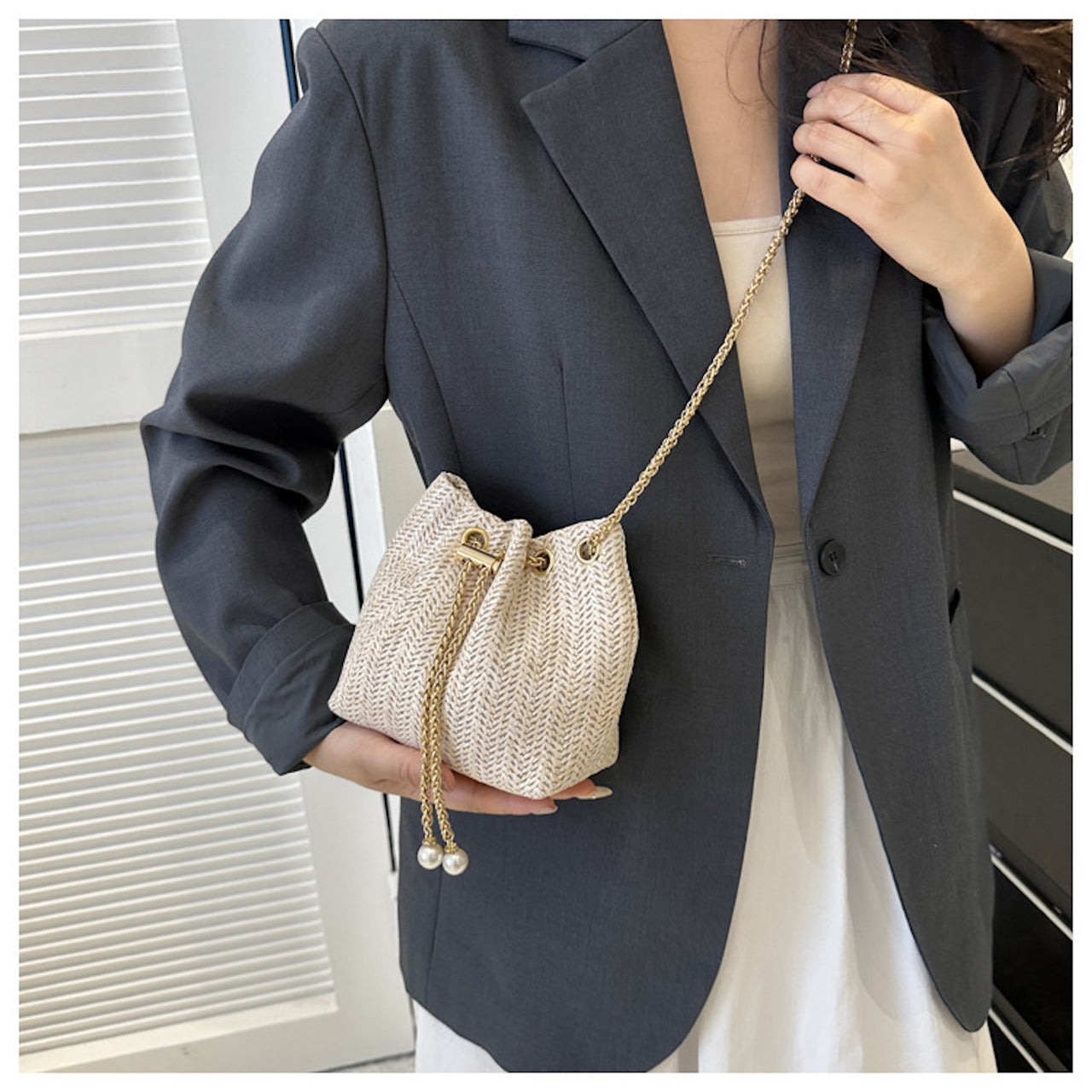 Woven Pearl Chain Bucket Bag – Elegant Lightweight Summer Purse