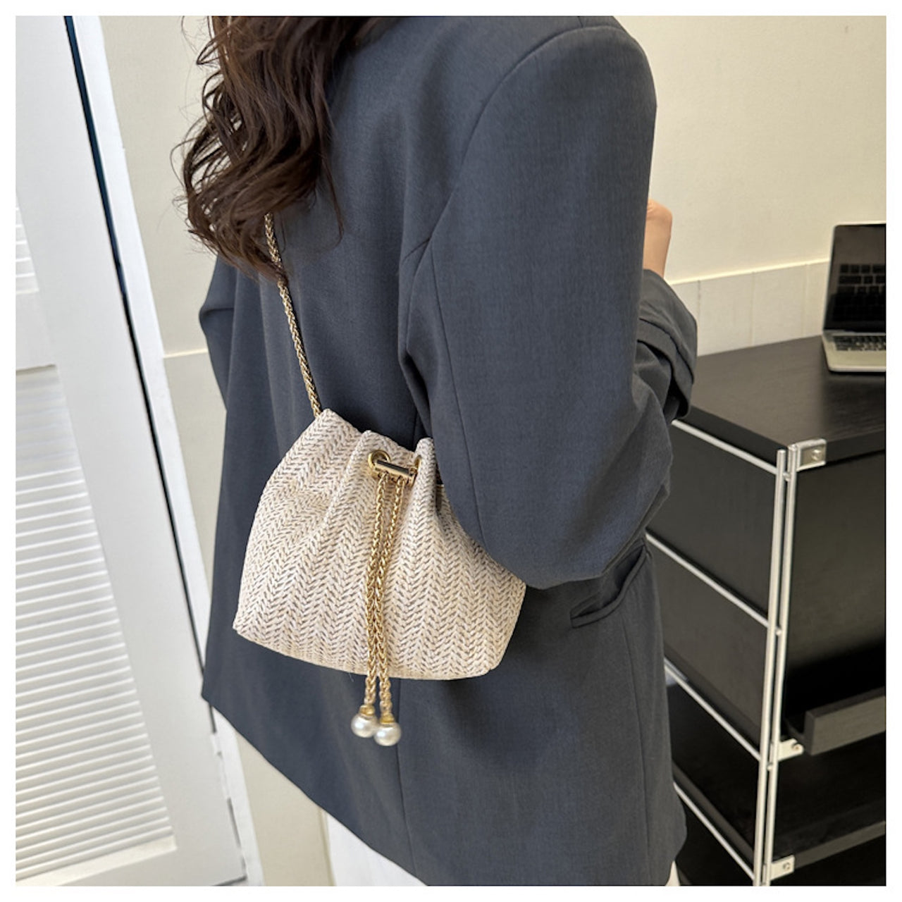 Woven Pearl Chain Bucket Bag – Elegant Lightweight Summer Purse