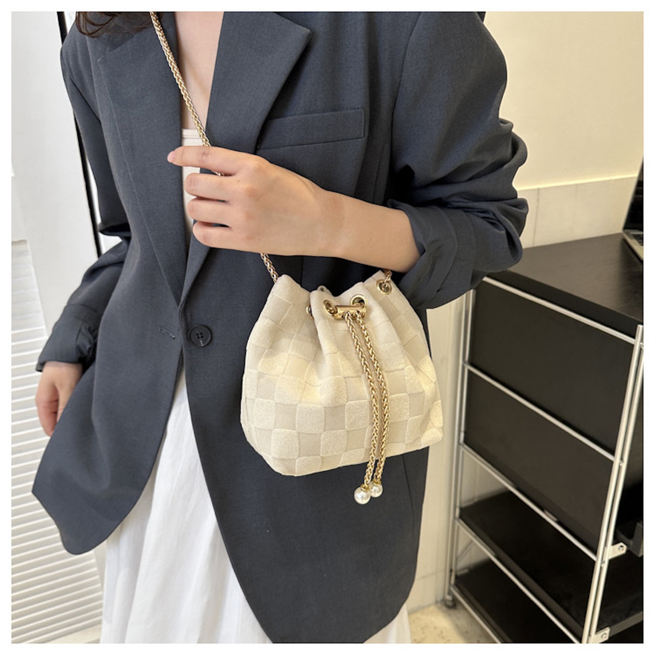 Woven Pearl Chain Bucket Bag – Elegant Lightweight Summer Purse