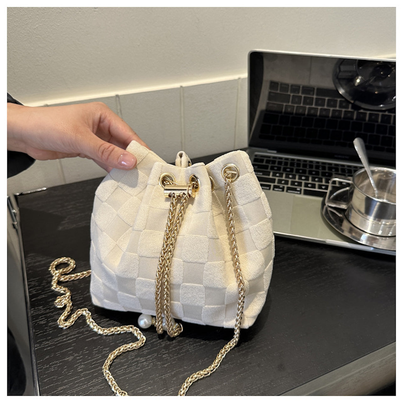 Woven Pearl Chain Bucket Bag – Elegant Lightweight Summer Purse