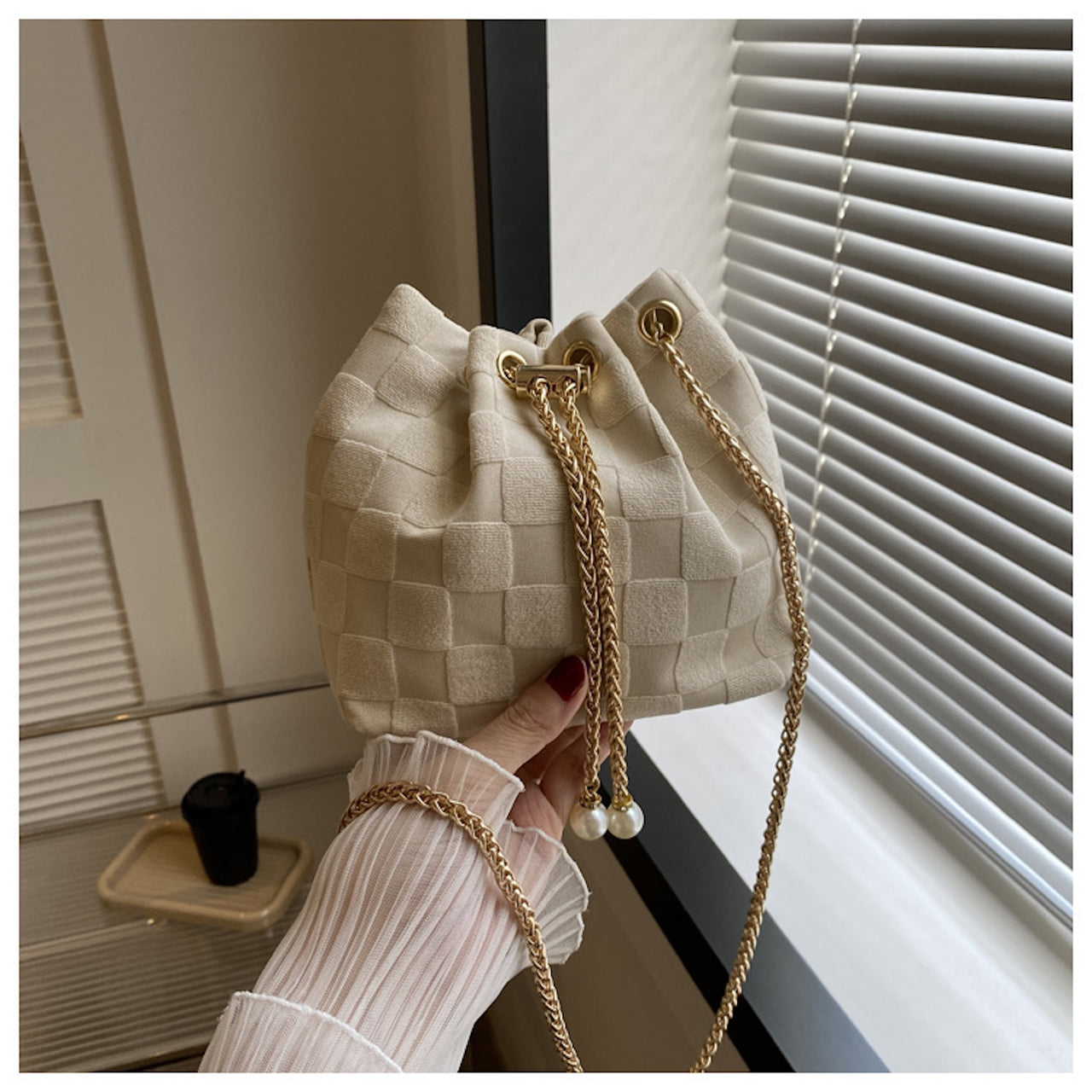 Woven Pearl Chain Bucket Bag – Elegant Lightweight Summer Purse