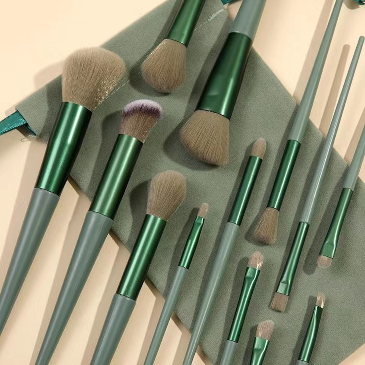 13-Piece Makeup Brush Set – Ultra-Soft Cruelty-Free Brushes with Travel Bag