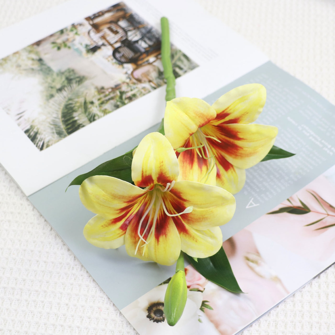 Dopamine Ripple Vase with Real-Touch Lily Flowers