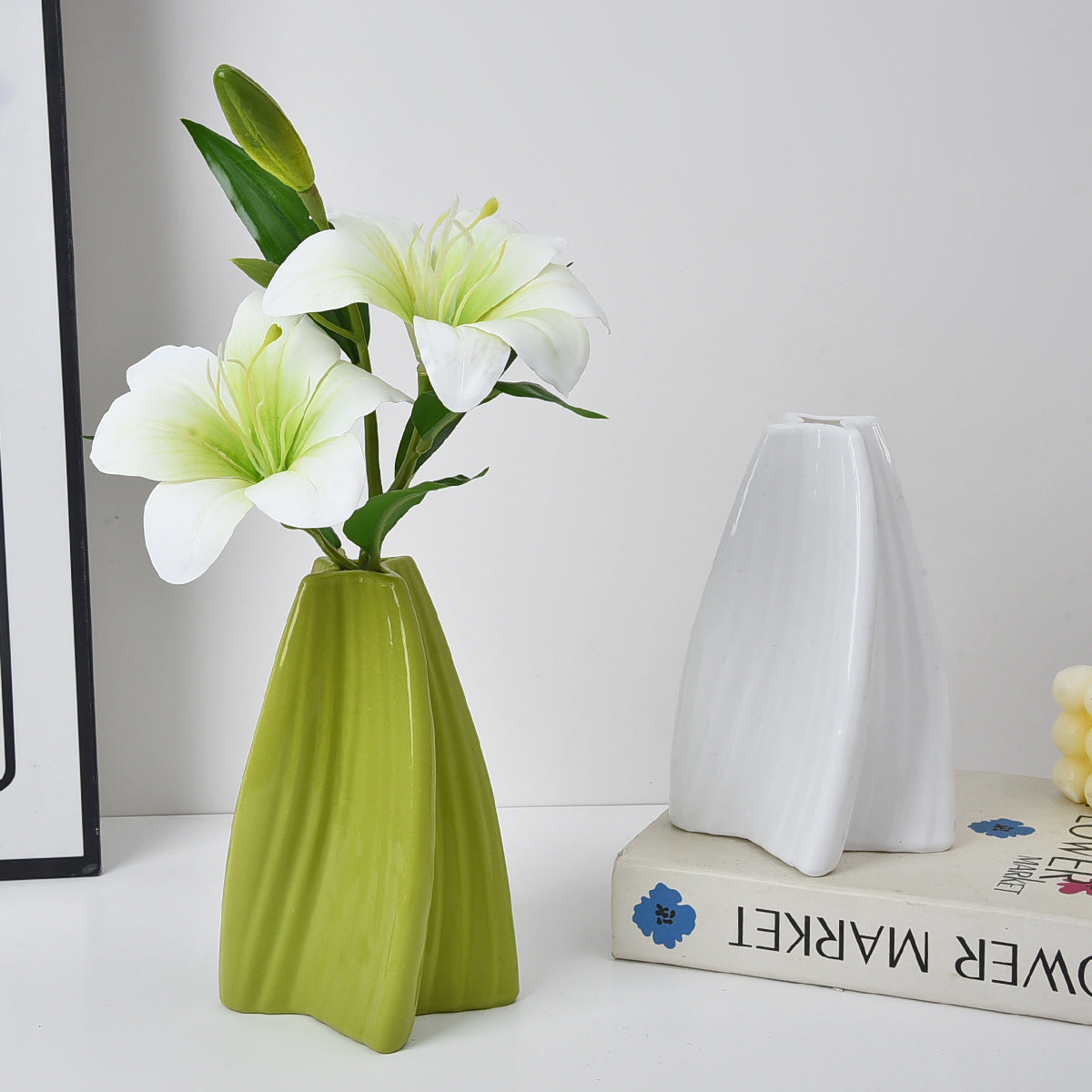 Dopamine Ripple Vase with Real-Touch Lily Flowers