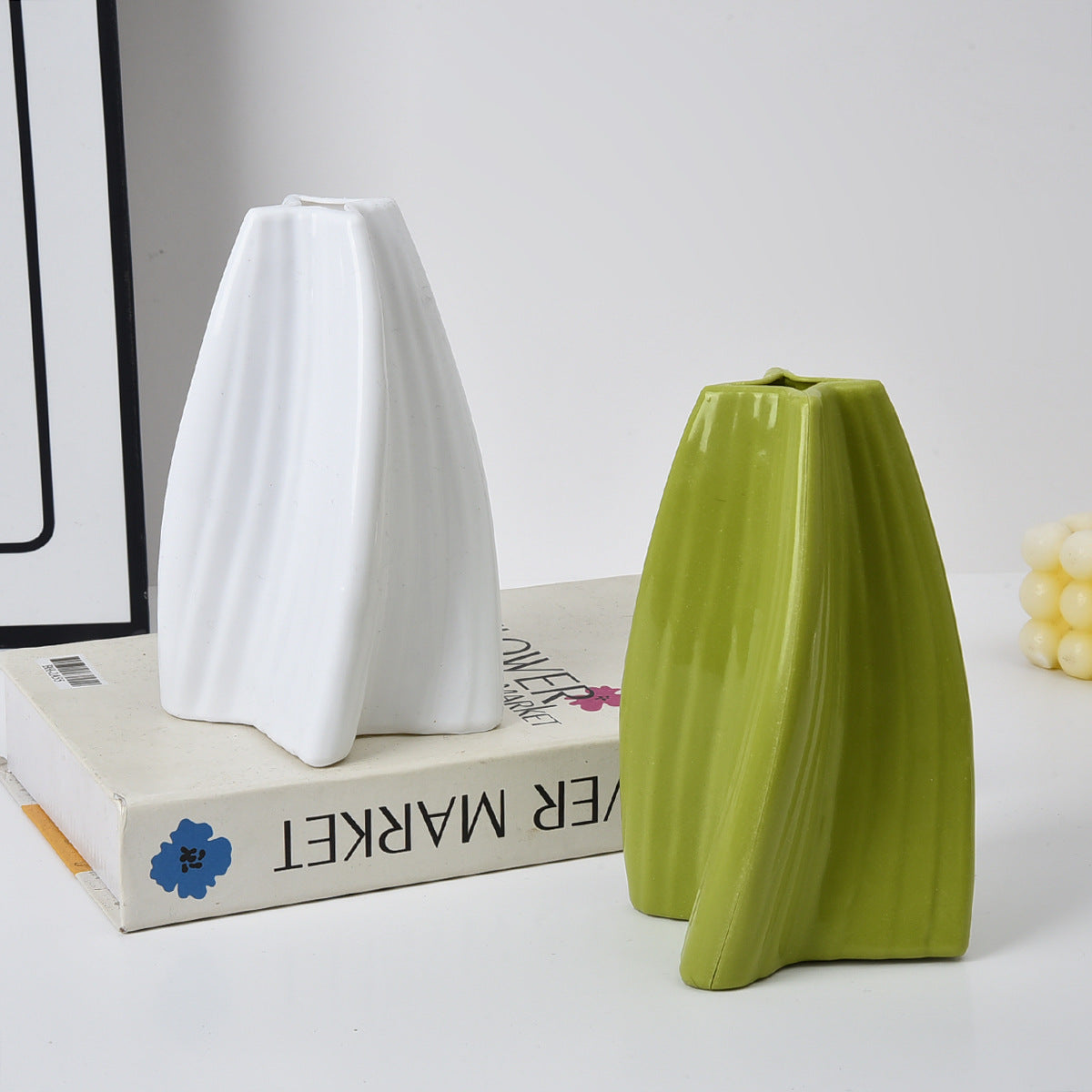 Dopamine Ripple Vase with Real-Touch Lily Flowers